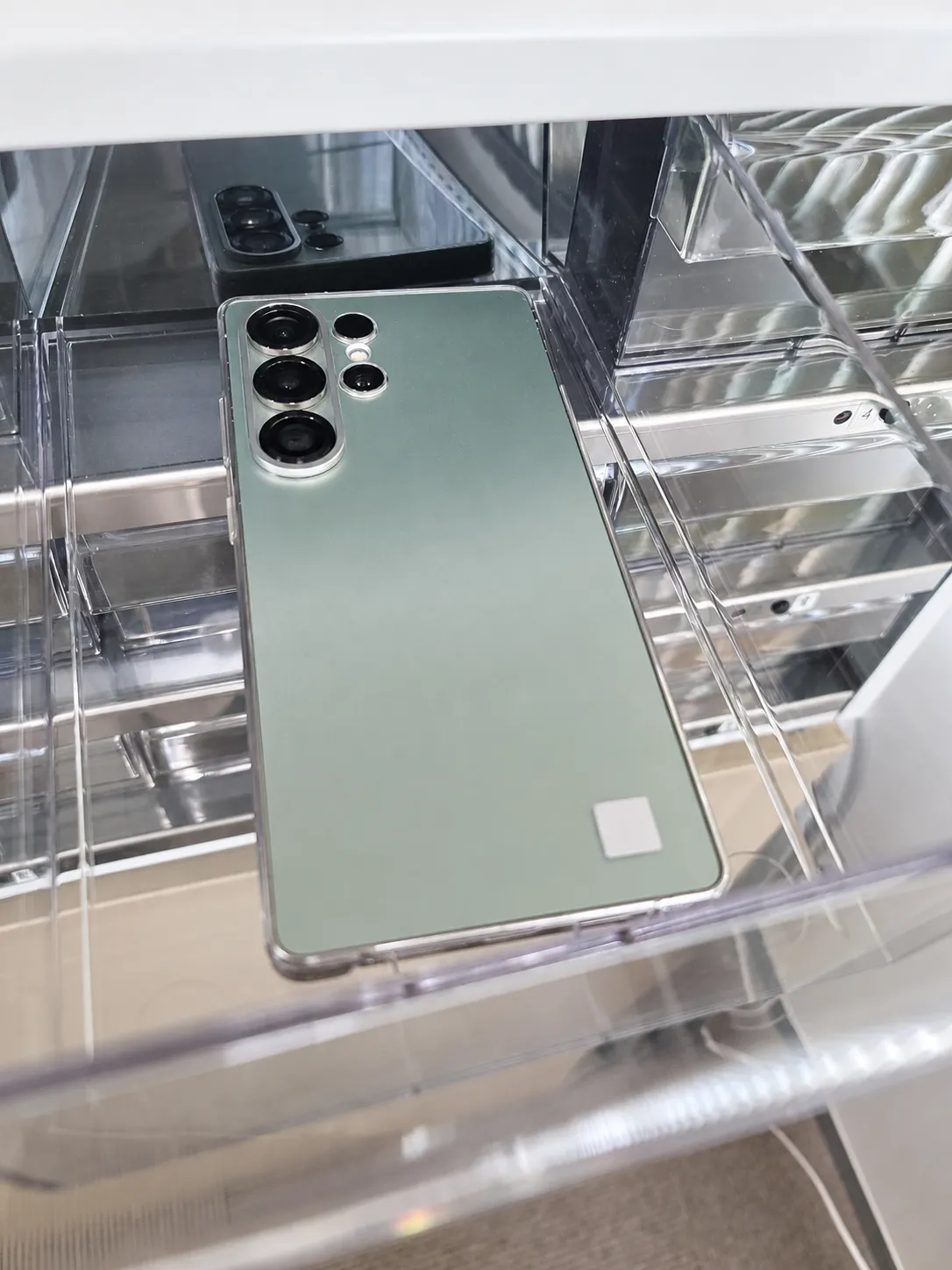 LサイズのBOXへの収納例：スマートフォン