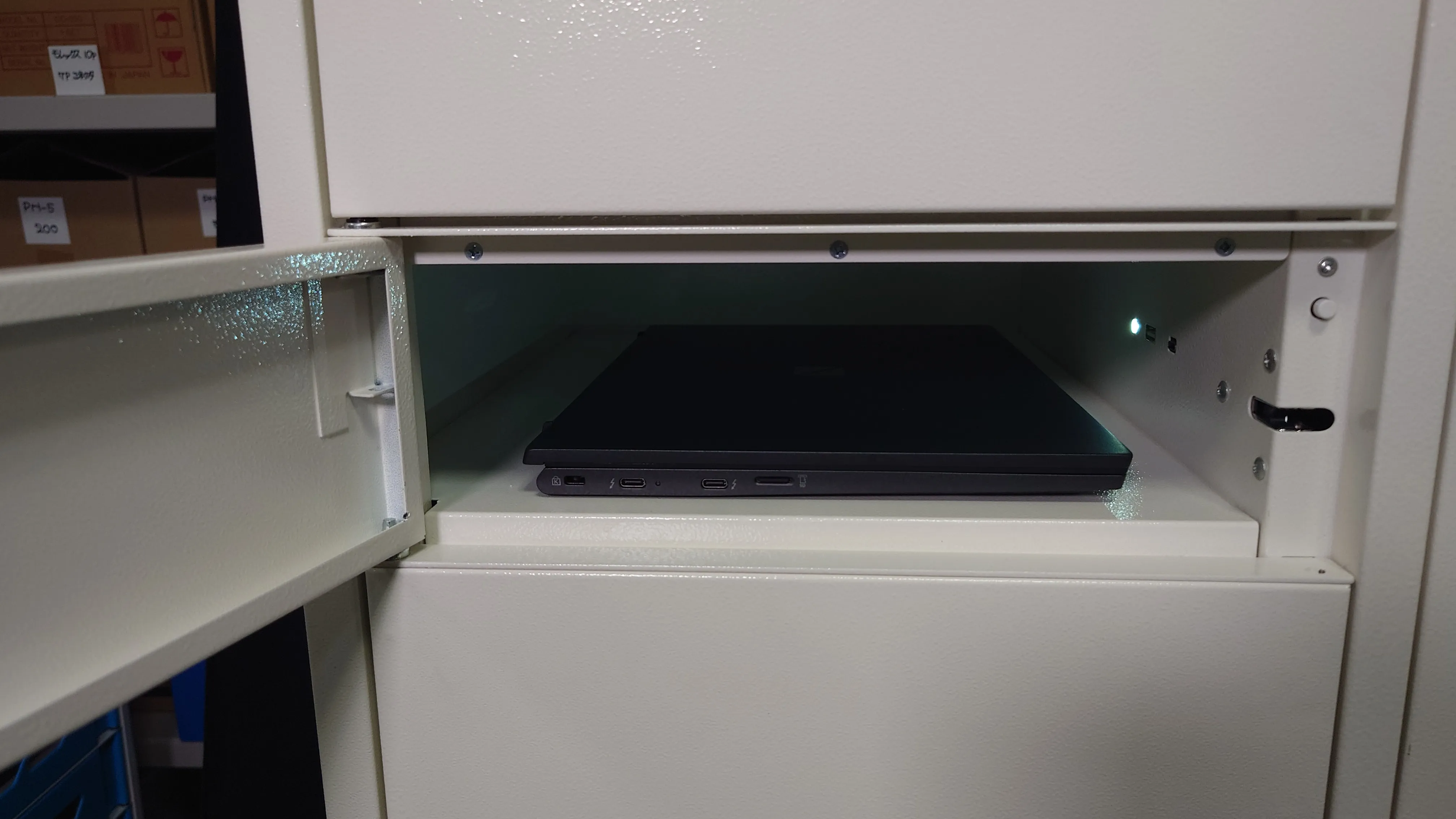 ロッカーへの収納例：ノートPC（PC保管庫）