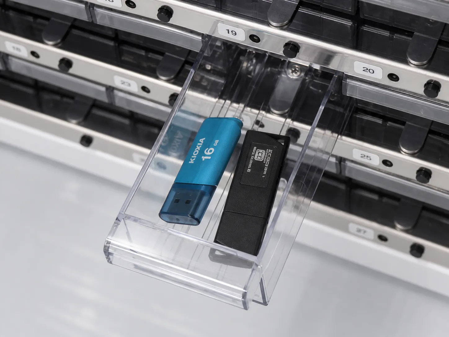 SサイズのBOXへの収納例：USBメモリ